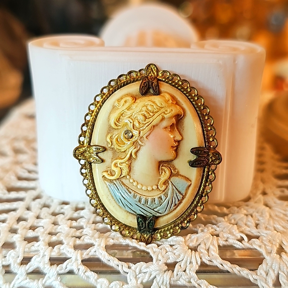 Vintage Antique Cameo Brooch